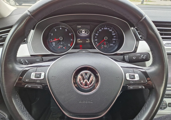 Volkswagen Passat cena 61900 przebieg: 114500, rok produkcji 2015 z Wrocław małe 92